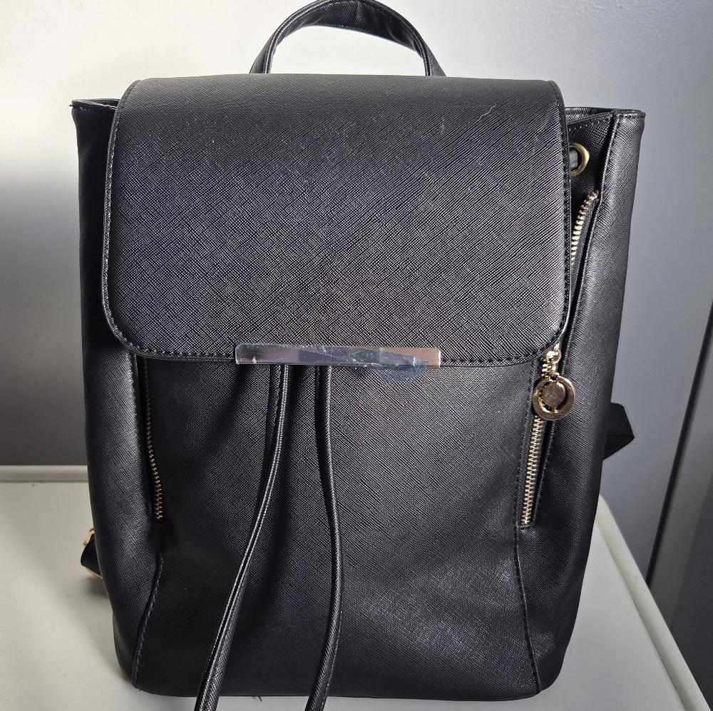 Wink Kangaroo Stylish Black Vegan Leather Backpack Shoulder Bag Straps EUC